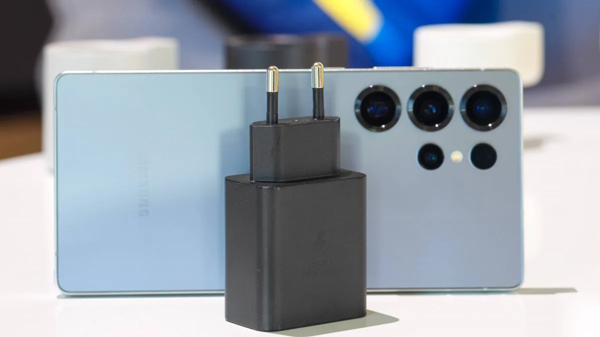 S25 Ultra dan Charger bawaan