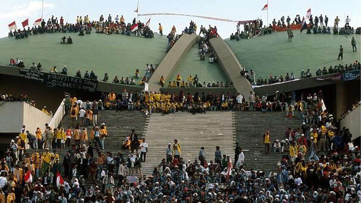 21 Mei: Ketika Rakyat Akhirnya Berani Bilang, “Cukup, Mbah!”